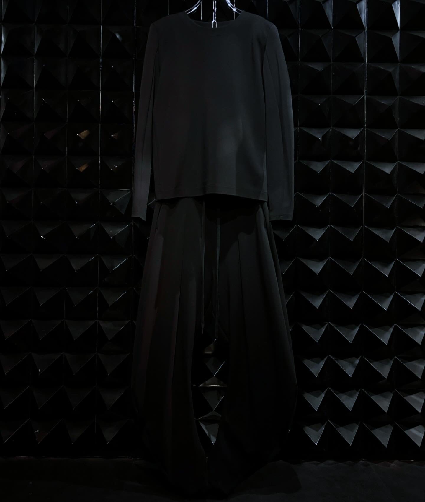 【divka 25aw,】Camellia Resilient Ponte Tops With Shoulder Pads & Camellia Resilient Ponte Curved Silhouette Pants
