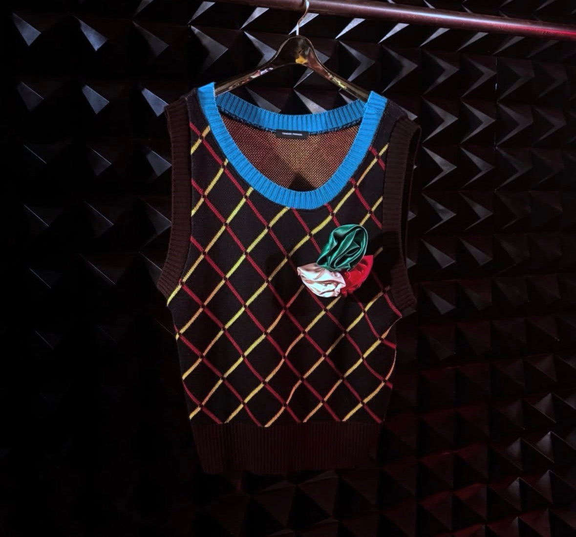 【TENDER PERSON 26AW,】ROSE BROACH KNIT VEST / BLUE
