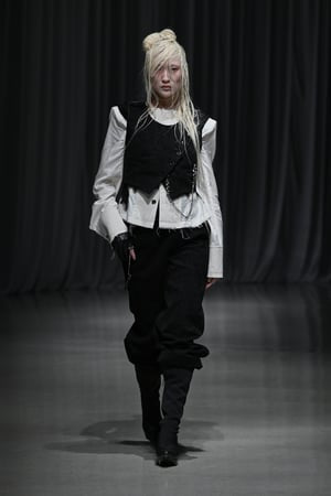 【mukcyen26AW,】eroded jacquard trousers / white / black
