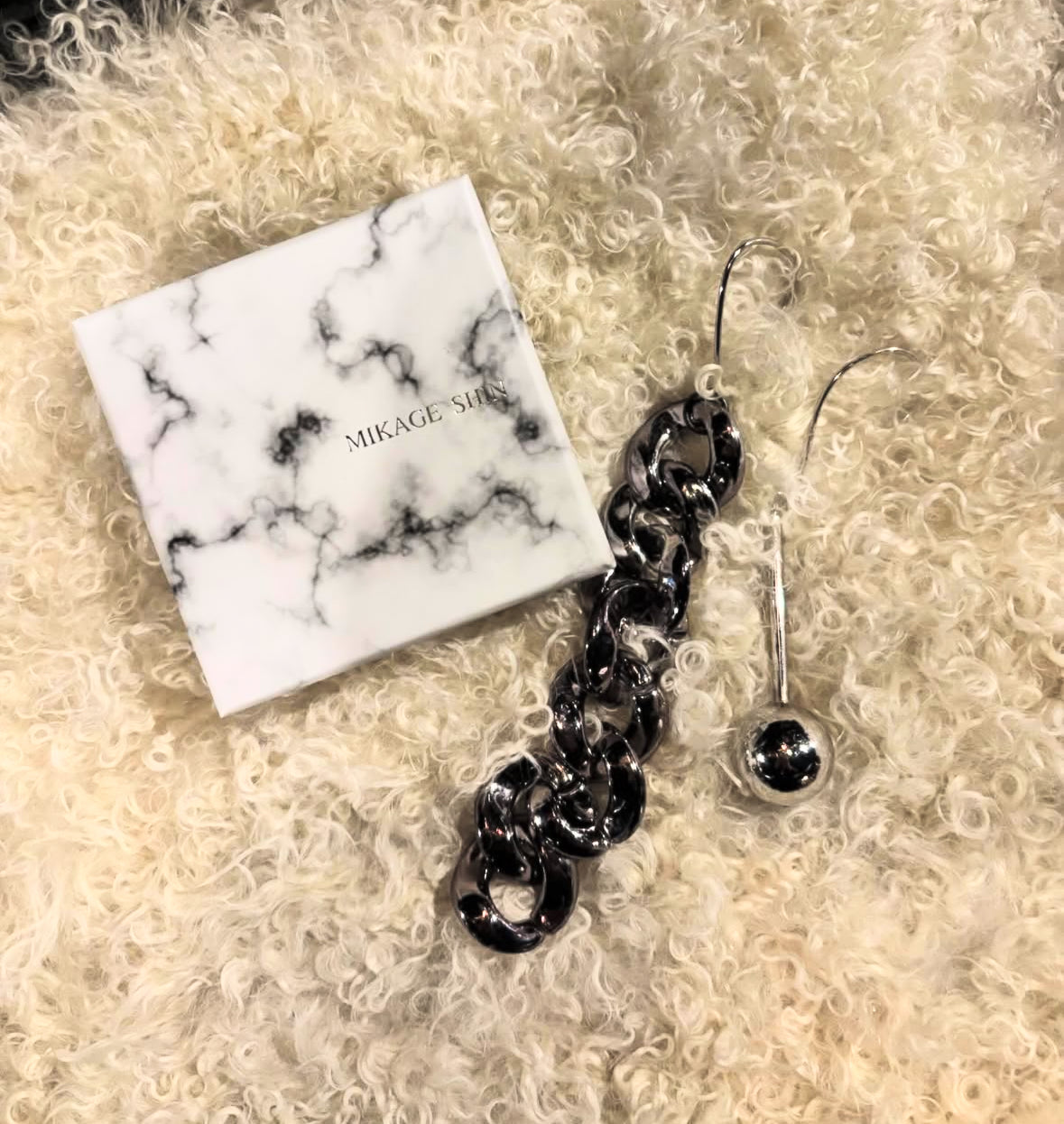 【MIKAGE SHIN 26ss,】Ball & Long Chain Ear Cuff