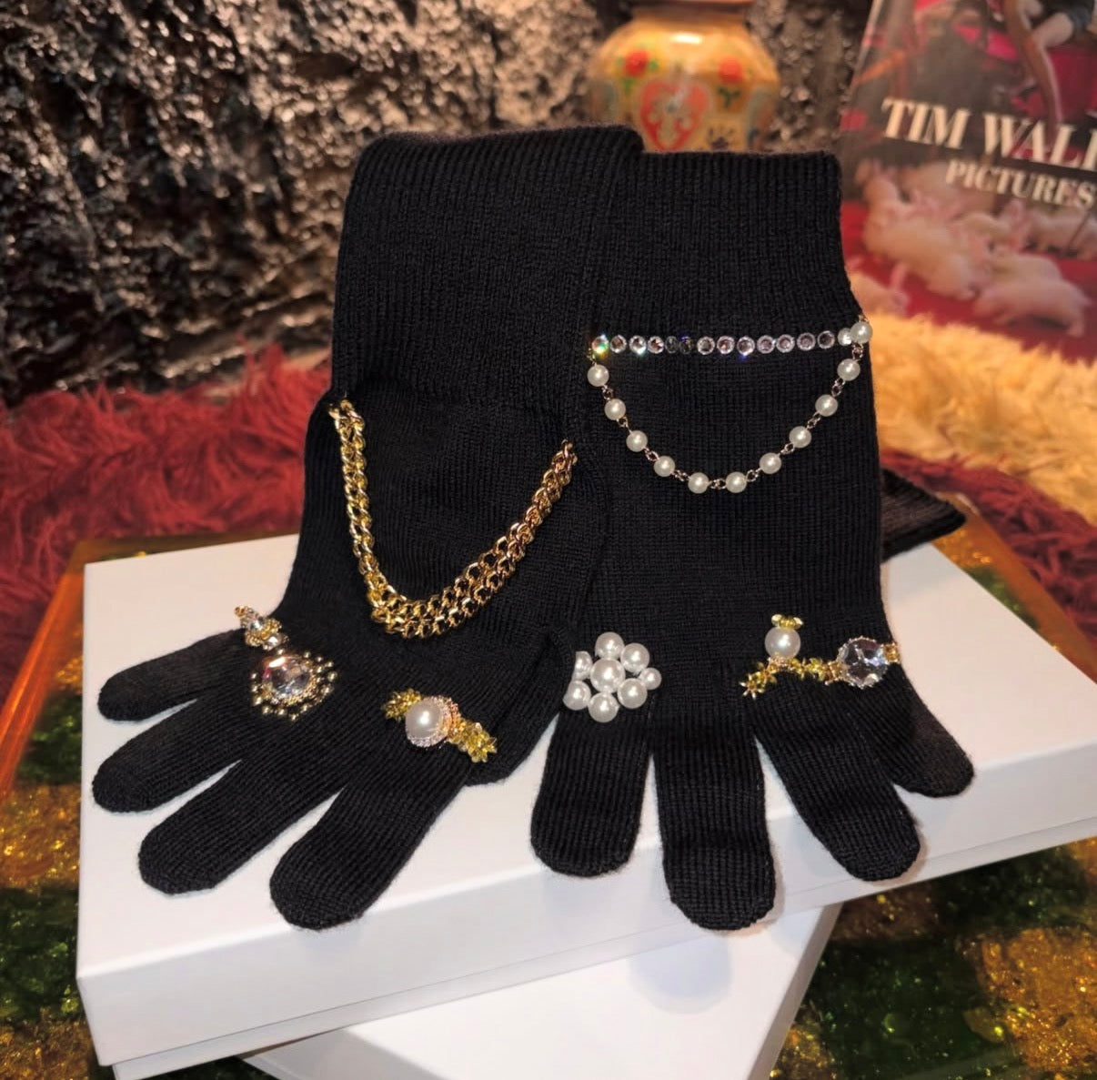【doublet 26AW,】 
JEWELRY ATTACHED LONG
GLOVES/  BLACK/GOLD