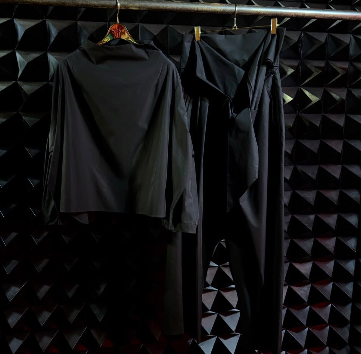 【divka 26AW,】 Stretch Chambray Twisted Sleeve Blouse & Stretch Chambray Wide Pants/BLACK
