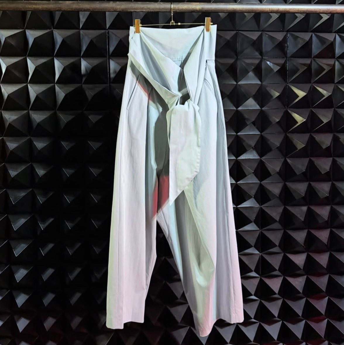【divka 26AW,】 Stretch Chambray Twisted Sleeve Blouse & Stretch Chambray Wide Pants/ALOE