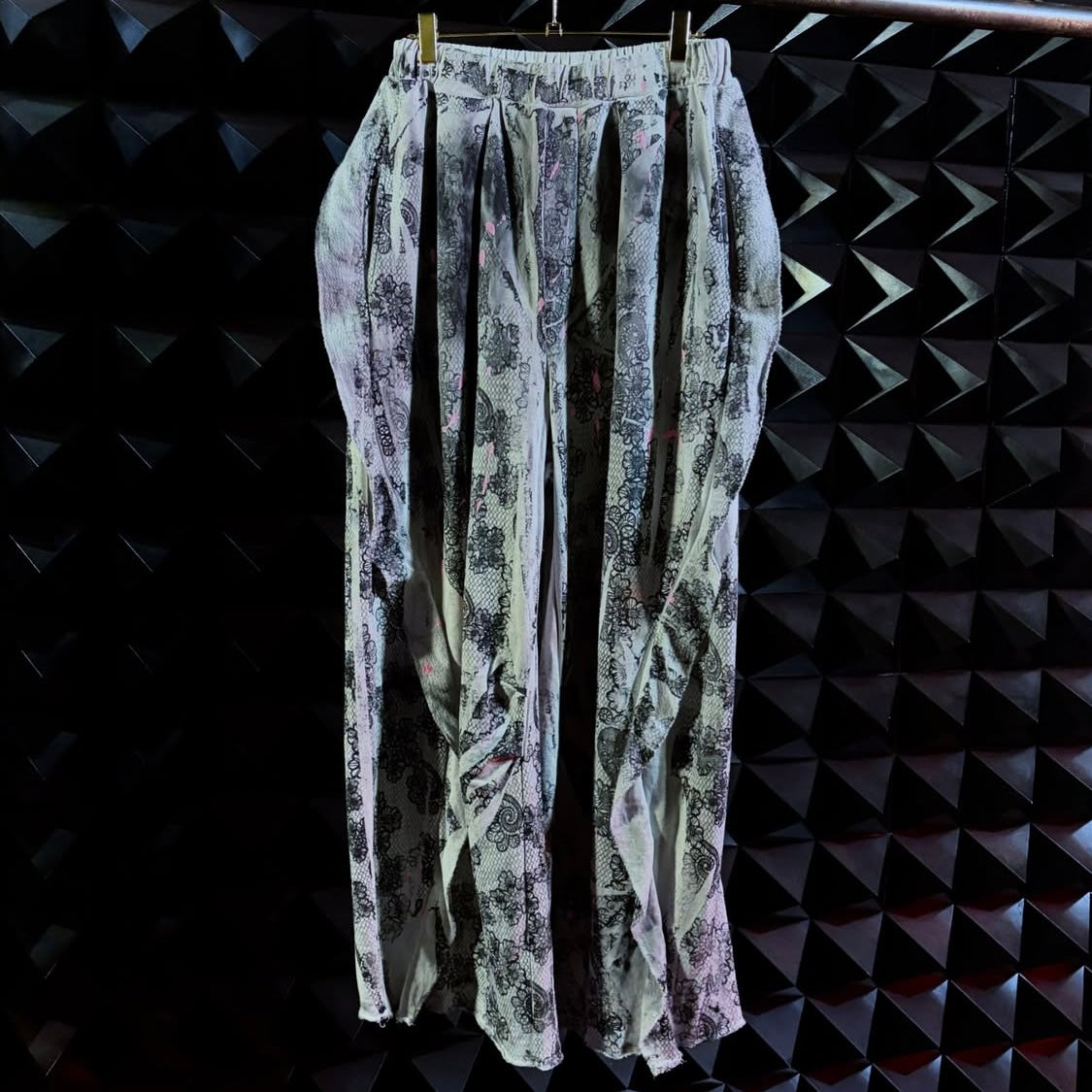【BASE MARK 26AW,】SIMEON FARRA × Frill  Wide Sweat PT / WHITE