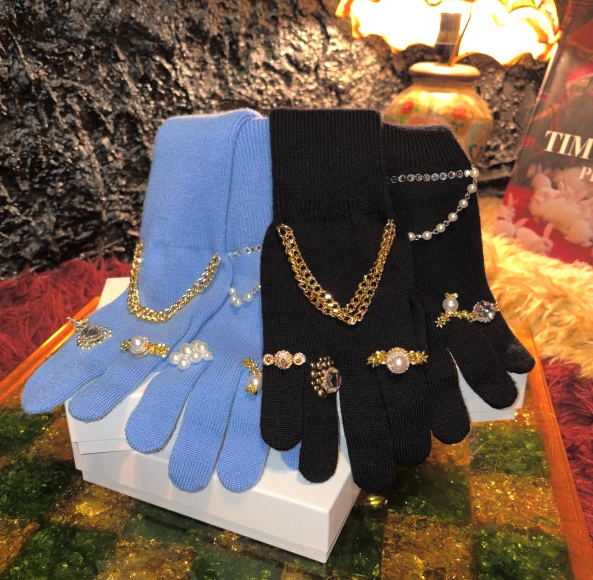 【doublet 26AW,】 
JEWELRY ATTACHED LONG
GLOVES/  BLACK/GOLD