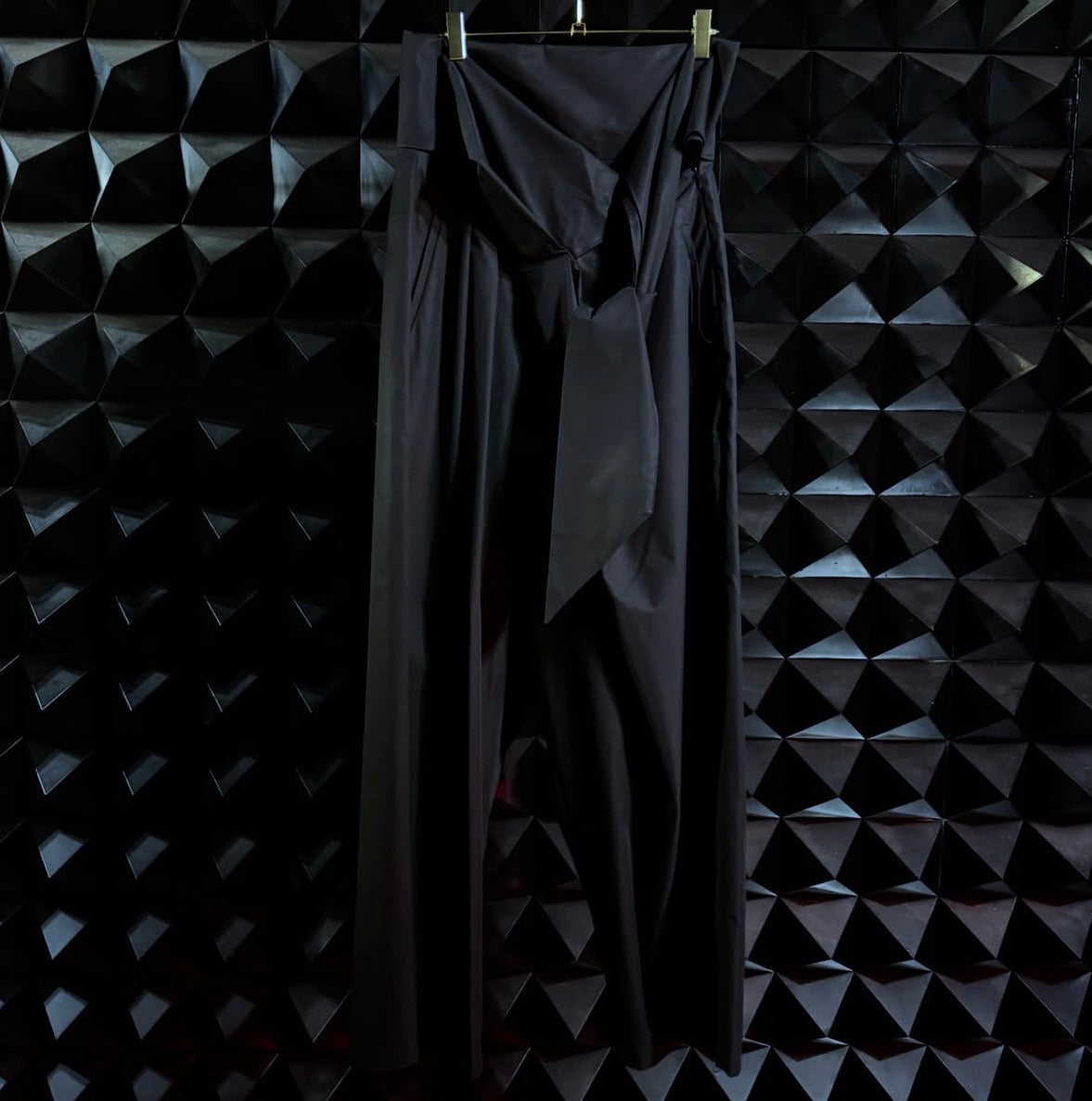 【divka 26AW,】 Stretch Chambray Twisted Sleeve Blouse & Stretch Chambray Wide Pants/BLACK