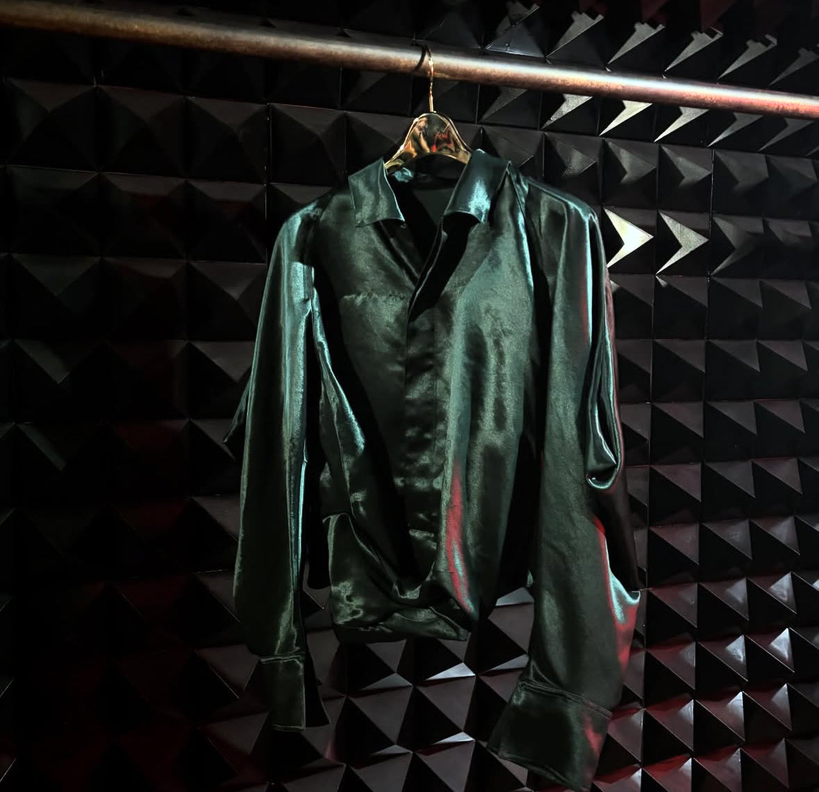【divka 26SS,】 Naia Shiny Tricotine Twisted Blouse & Naia Shiny Tricotine Draped Pants