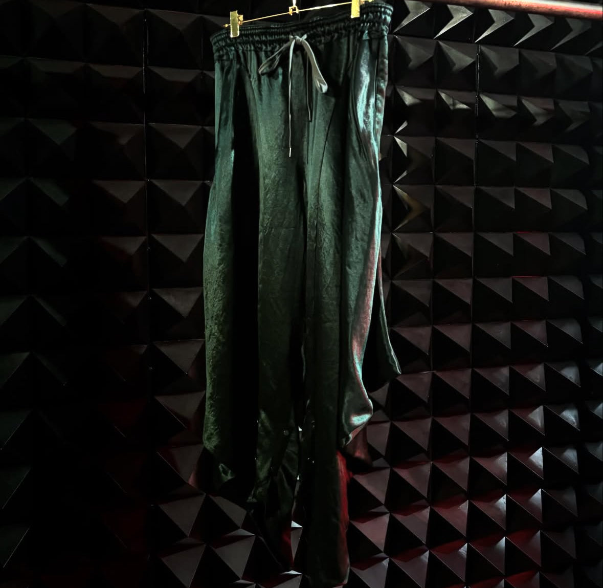 【divka 26SS,】 Naia Shiny Tricotine Twisted Blouse & Naia Shiny Tricotine Draped Pants