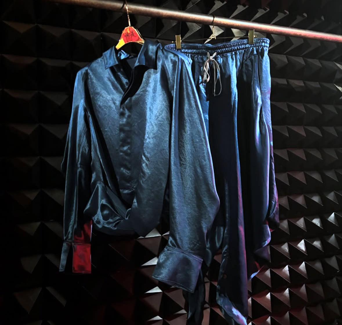 【divka 26SS,】 Naia Shiny Tricotine Twisted Blouse & Naia Shiny Tricotine Draped Pants