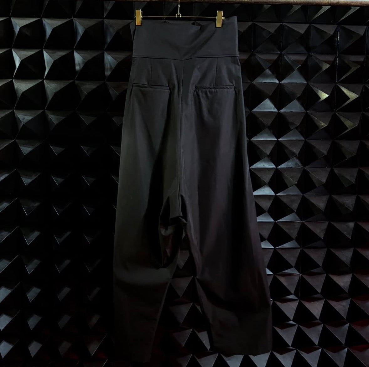 【divka 26AW,】 Stretch Chambray Twisted Sleeve Blouse & Stretch Chambray Wide Pants/BLACK