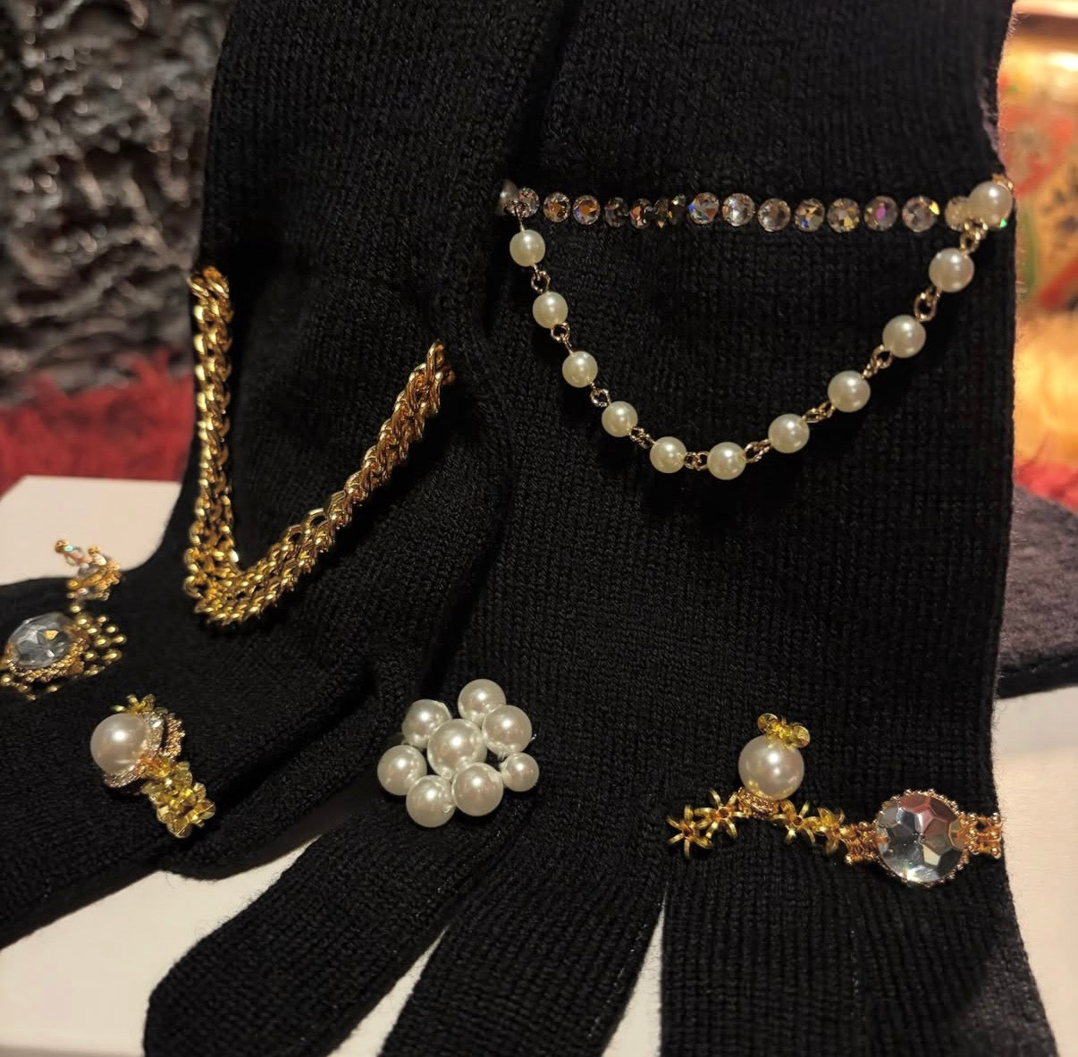 【doublet 26AW,】 
JEWELRY ATTACHED LONG
GLOVES/  BLACK/GOLD