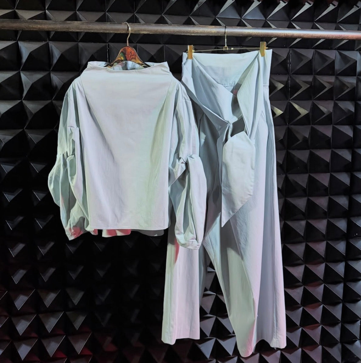 【divka 26AW,】 Stretch Chambray Twisted Sleeve Blouse & Stretch Chambray Wide Pants/ALOE