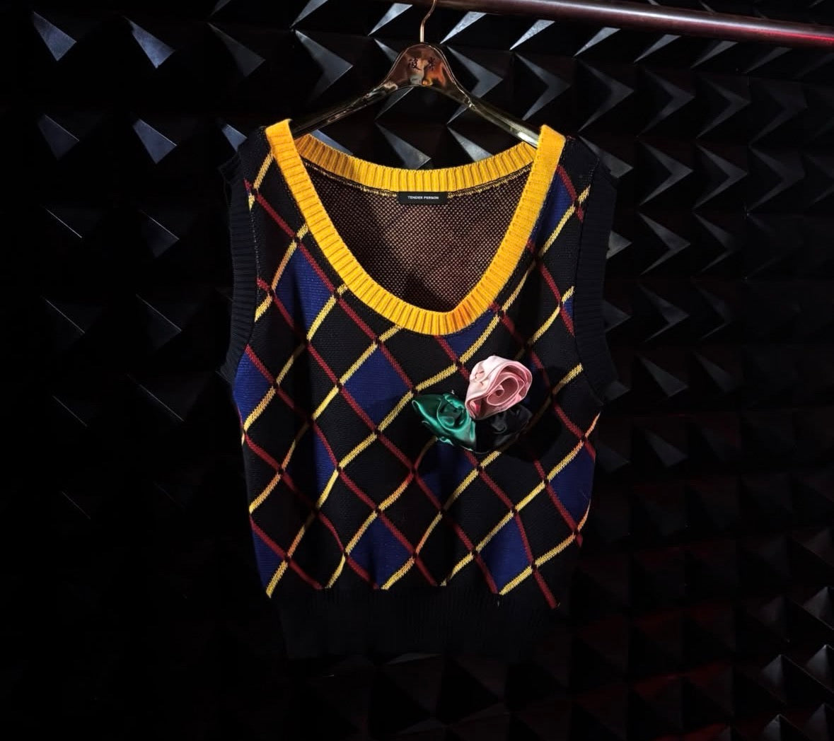 【TENDER PERSON 26AW,】ROSE BROACH KNIT VEST / YELLOW
